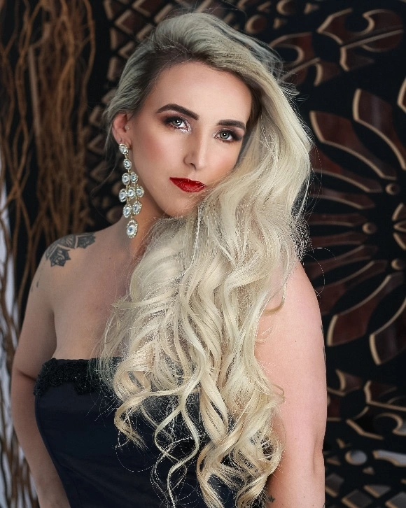 Produção de cabelo loiro longo e maquiagem para evento