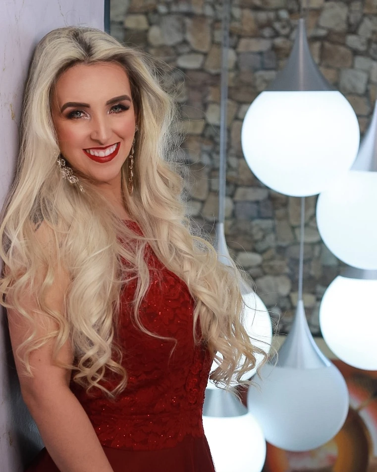Maquiagem e cabelo loiro produzidos para evento
