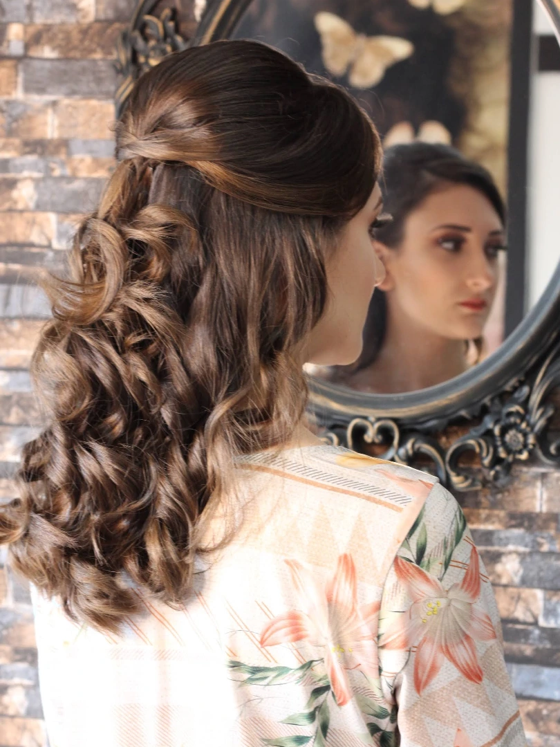 Penteado semipreso com ondas produzido no Donny's
