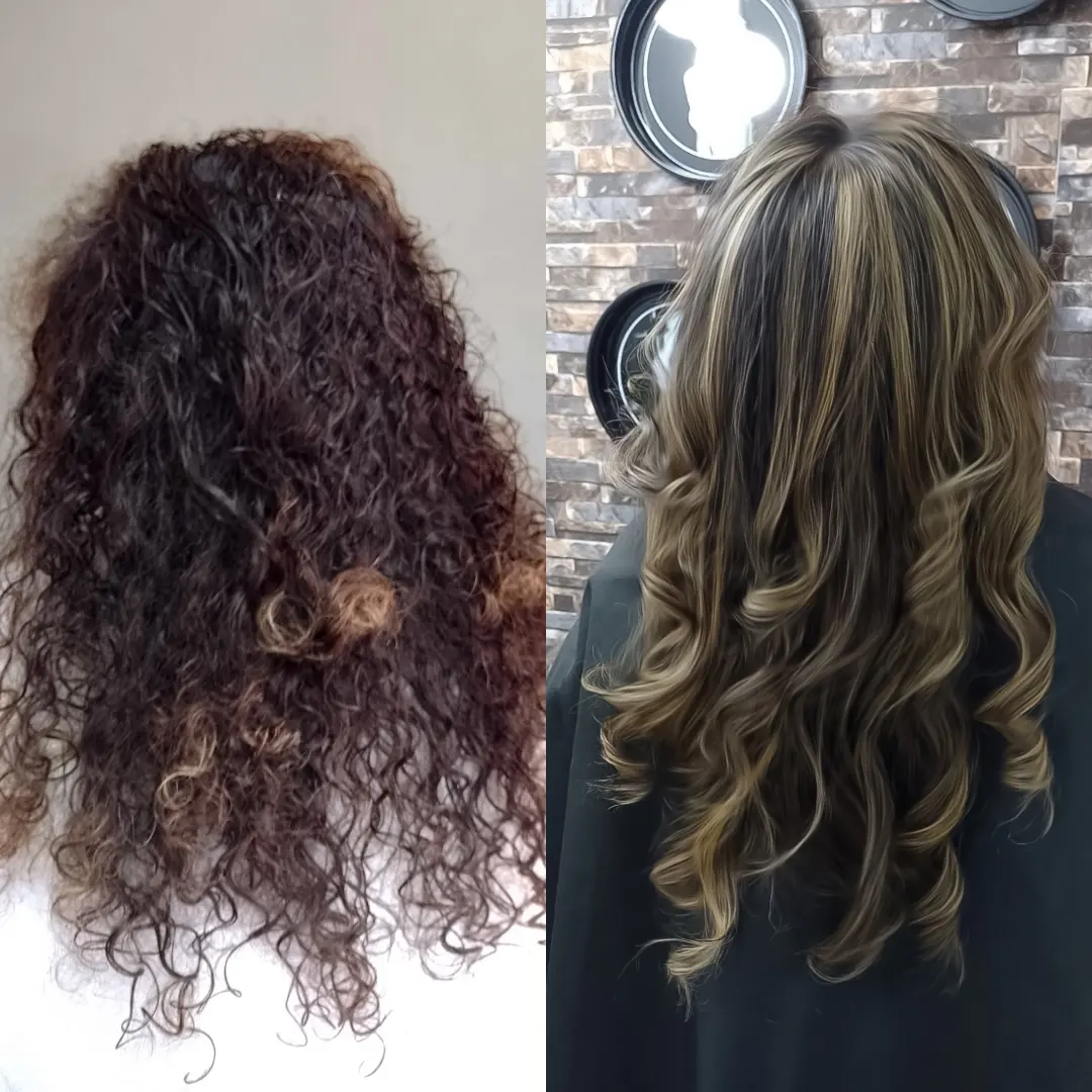 Comparação de cabelo cacheado antes e cabelo com mechas e ondas depois